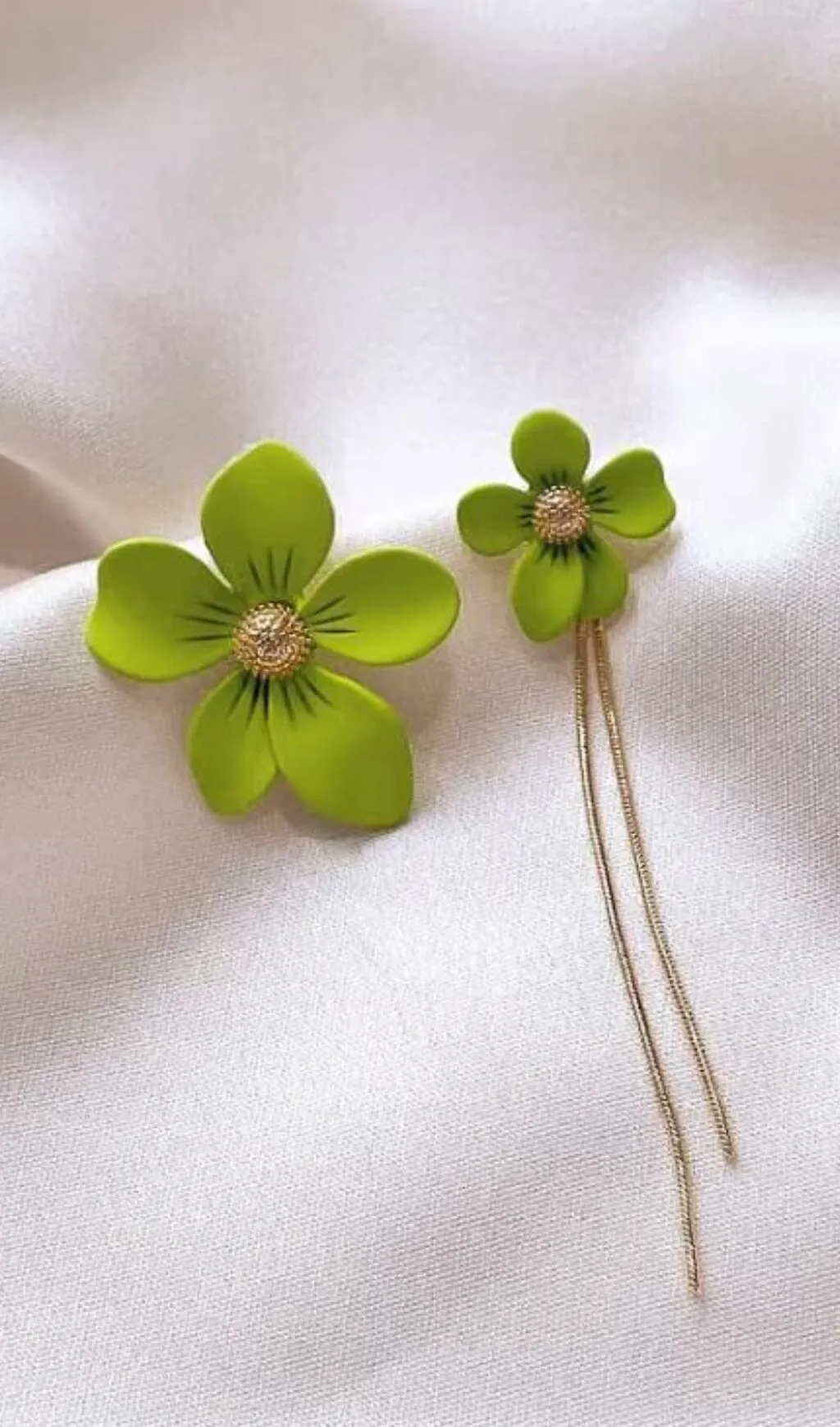 ASYMMETRICAL TASSEL FLOWER EARRINGS IN GREEN Gloria Lanvin